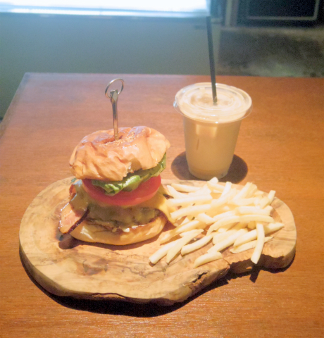 神奈川県川崎市中原区木月１丁目にあるハンバーガーショップ「JAPPS BURGER　ジャップスバーガー」BACON EGG CHEESE BURGER (ベーコンエッグチーズバーガー) とICE CAFFE LATTE (アイスカフェラテ)