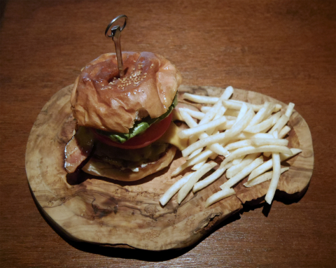 神奈川県川崎市中原区木月１丁目にあるハンバーガーショップ「JAPPS BURGER　ジャップスバーガー」BACON EGG CHEESE BURGER (ベーコンエッグチーズバーガー) とICE CAFFE LATTE (アイスカフェラテ)