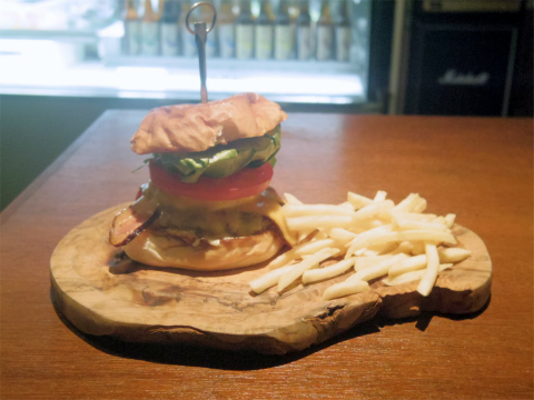 神奈川県川崎市中原区木月１丁目にあるハンバーガーショップ「JAPPS BURGER　ジャップスバーガー」BACON EGG CHEESE BURGER (ベーコンエッグチーズバーガー) とICE CAFFE LATTE (アイスカフェラテ)