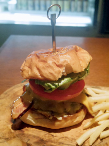 神奈川県川崎市中原区木月１丁目にあるハンバーガーショップ「JAPPS BURGER　ジャップスバーガー」BACON EGG CHEESE BURGER (ベーコンエッグチーズバーガー) とICE CAFFE LATTE (アイスカフェラテ)