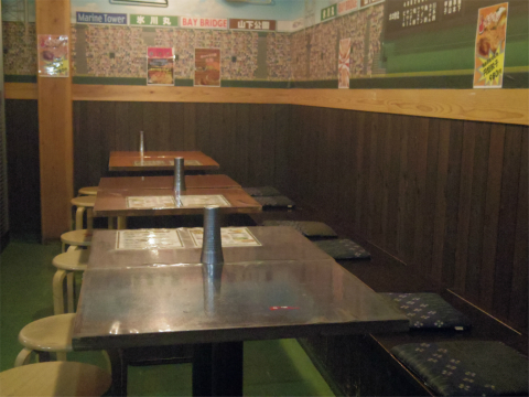 神奈川県横浜市西区南幸１丁目にある串揚げの「串カツ甲子園　横浜きた西口店」店内