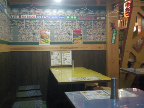 神奈川県横浜市西区南幸１丁目にある串揚げの「串カツ甲子園　横浜きた西口店」店内