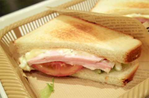 埼玉県草加市松原１丁目にあるカフェ、ベーカリーショップの 「フレッシュベーカリー神戸屋　エキア松原店」ハムチーズホットサンドセット