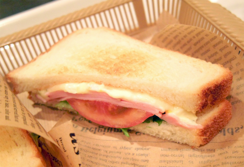 埼玉県草加市松原１丁目にあるカフェ、ベーカリーショップの 「フレッシュベーカリー神戸屋　エキア松原店」ハムチーズホットサンドセット