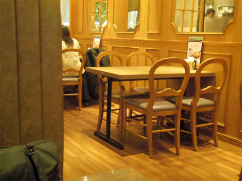 東京都練馬区光が丘5丁目にあるオムライス専門店「サロン 卵と私 光が丘店」店内