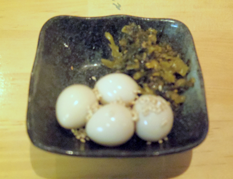 茨城県つくばみらい市陽光台１丁目にある居酒屋「九州屋台 九太郎　みらい平店」お通しのうずら煮卵と高菜