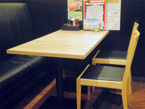 埼玉県さいたま市緑区美園５丁目にある中華料理店「中華ダイニング 春菜」店内