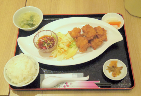 埼玉県さいたま市緑区美園５丁目にある中華料理店「中華ダイニング 春菜」若鶏の唐揚げセット