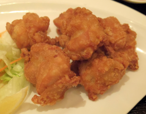 埼玉県さいたま市緑区美園５丁目にある中華料理店「中華ダイニング 春菜」若鶏の唐揚げセット