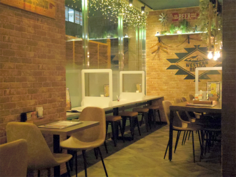 茨城県土浦市大和町にある定食、食堂の「駅前食堂 ウエスタン・ジャンゴ　WESTERN DJANGO」店内