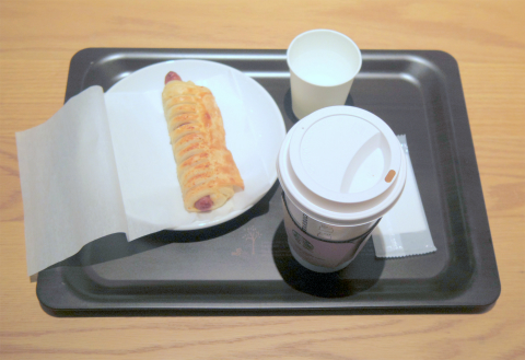 東京都練馬区光が丘５丁目にあるカフェ「スターバックスコーヒー  Starbucks Coffee　光が丘IMA店」スターバックスラテとあらびきソーセージパイ