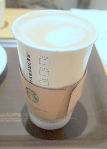 東京都練馬区光が丘５丁目にあるカフェ「スターバックスコーヒー  Starbucks Coffee　光が丘IMA店」スターバックスラテとあらびきソーセージパイ