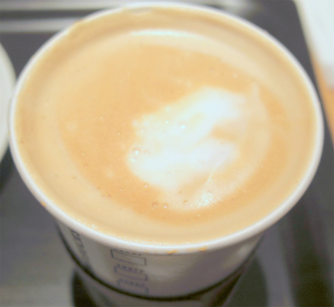 東京都練馬区光が丘５丁目にあるカフェ「スターバックスコーヒー  Starbucks Coffee　光が丘IMA店」スターバックスラテとあらびきソーセージパイ