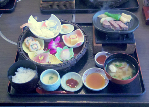 神奈川県横浜市中区本牧原にある牛しゃぶ、海鮮、カニ料理のお店「せんざん 本牧店」花かごステーキ御膳=