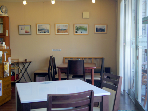 横浜中区本牧三之谷にあるカフェ「ビスターリ三渓堂」店内