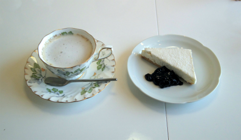 横浜中区本牧三之谷にあるカフェ「ビスターリ三渓堂」ホットカフェオーレとチーズケーキ