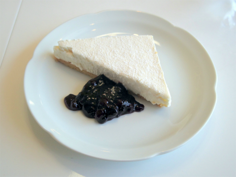 横浜中区本牧三之谷にあるカフェ「ビスターリ三渓堂」ホットカフェオーレとチーズケーキ