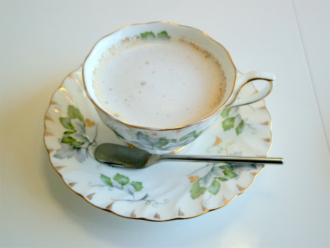 横浜中区本牧三之谷にあるカフェ「ビスターリ三渓堂」ホットカフェオーレとチーズケーキ