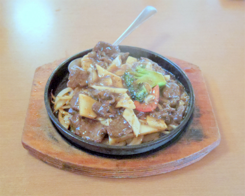 茨城県水戸市大塚町にある「王府　水戸店」牛肉と野菜の黒胡椒鉄板料理