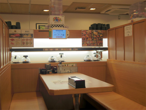 東京都練馬区光が丘３丁目にある回転寿司店「くら寿司　光が丘IMA店」店内