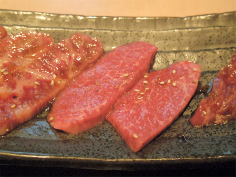 神奈川県横浜市中区常盤町2丁目にある焼肉店「焼肉 たつ屋」焼肉盛合せランチ