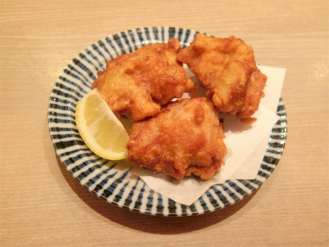 茨城県土浦市大和町にある居酒屋「大衆食堂 安べゑ 土浦駅前店」大きな鶏のから揚げ