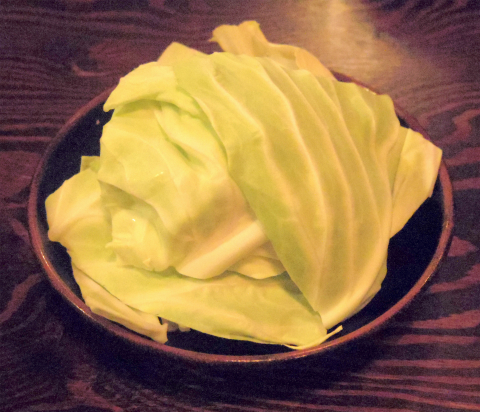 東京都新宿区歌舞伎町１丁目にある居酒屋「薄利多賣半兵ヱ 歌舞伎町一番街焼肉安楽亭のビルの5階店」お通しキャベツ