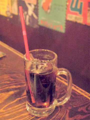 東京都新宿区歌舞伎町１丁目にある居酒屋「薄利多賣半兵ヱ 歌舞伎町一番街焼肉安楽亭のビルの5階店」コーラ