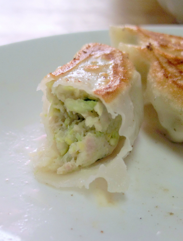 東京都足立区鹿浜３丁目にある中華料理店「足立屋」餃子の断面