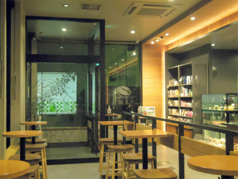 神奈川県横浜市港北区新吉田町にあるカフェ スターバックスコーヒー Starbucks Coffee 都筑パーキングエリア 上り線 店 です 最寄駅 は横浜市営地下鉄グリーンラインの東山田駅になります スターバックスラテ グランデサイズ とベーコンエッグホットサンドを