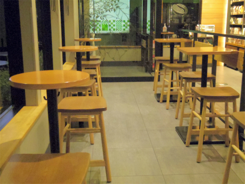 神奈川県横浜市港北区新吉田町にあるカフェ「Starbucks Coffee　スターバックスコーヒー　都筑パーキングエリア（上り線）店」店内