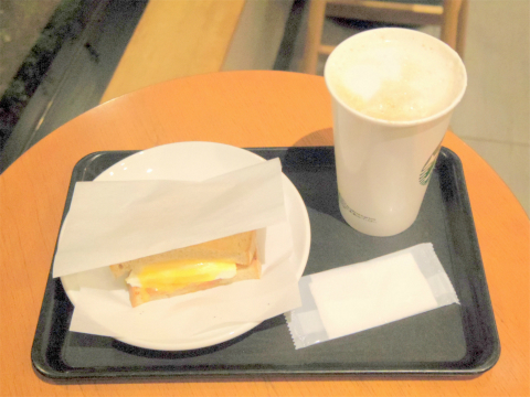 神奈川県横浜市港北区新吉田町にあるカフェ「Starbucks Coffee　スターバックスコーヒー　都筑パーキングエリア（上り線）店」スターバックスラテ（グランデサイズ）+　ベーコンエッグホットサンド