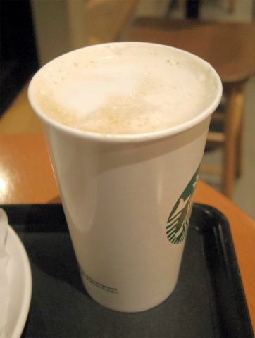 神奈川県横浜市港北区新吉田町にあるカフェ「Starbucks Coffee　スターバックスコーヒー　都筑パーキングエリア（上り線）店」スターバックスラテ（グランデサイズ）