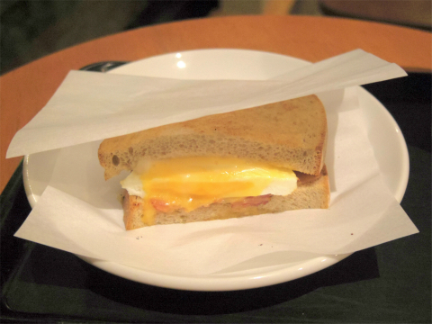 神奈川県横浜市港北区新吉田町にあるカフェ「Starbucks Coffee　スターバックスコーヒー　都筑パーキングエリア（上り線）店」ベーコンエッグホットサンド