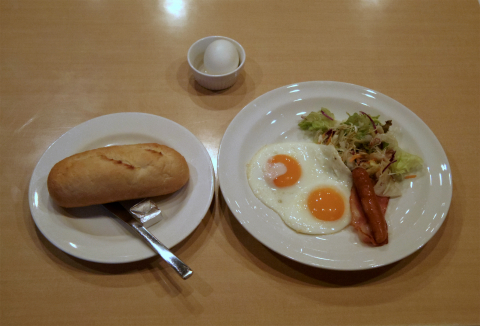 神奈川県横浜市中区本牧宮原にあるファミリーレストラン「ガスト GUSTO 横浜本牧店」目玉焼き&ベーコンソーセージセット