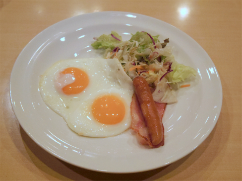 神奈川県横浜市中区本牧宮原にあるファミリーレストラン「ガスト GUSTO 横浜本牧店」目玉焼き&ベーコンソーセージセット