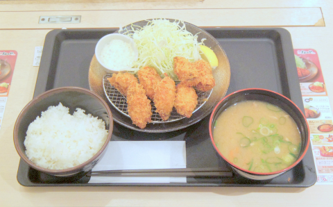 東京都中野区中央２丁目にある「とんかつ 松のや　中野坂上店」たっぷりカキフライ定食（味噌汁を豚汁に変更）