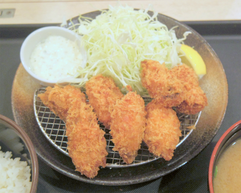 東京都中野区中央２丁目にある「とんかつ 松のや　中野坂上店」たっぷりカキフライ定食（味噌汁を豚汁に変更）