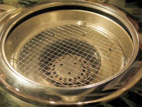 神奈川県横浜市中区本牧町２丁目にある焼肉、韓国料理店「焼肉 オセヨ」焼くところ