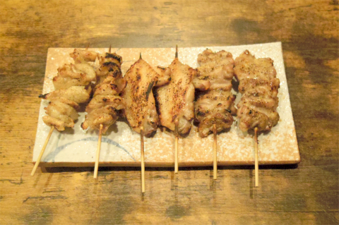 茨城県土浦市桜町１丁目にある焼鳥店「炭火焼鳥専門店 鳥吉　土浦店」焼鳥（もも、手羽先、かわ）