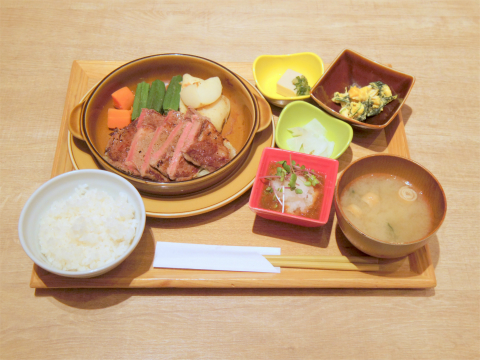 埼玉県さいたま市緑区美園5丁目にあるファミリーレストラン「chawan イオンモール浦和美園店」リブロースステーキプレート香味野菜の和風おろしソース