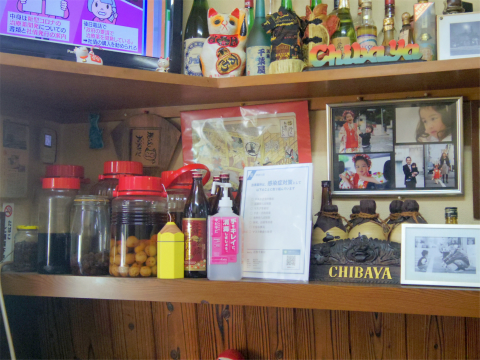 神奈川県横浜市中区新山下１丁目にある食堂「活魚 千葉屋」店内