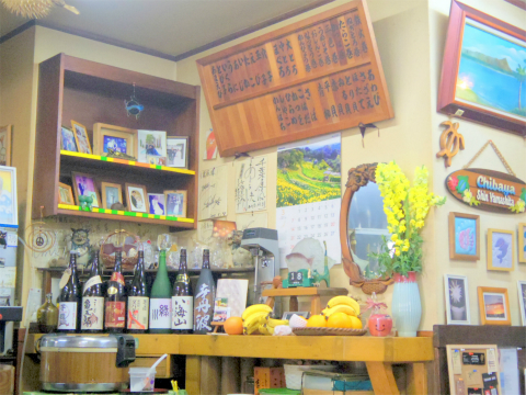 神奈川県横浜市中区新山下１丁目にある食堂「活魚 千葉屋」店内