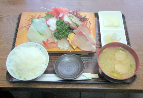 神奈川県横浜市中区新山下１丁目にある食堂「活魚 千葉屋」刺身盛合せ
