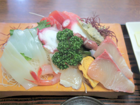 神奈川県横浜市中区新山下１丁目にある食堂「活魚 千葉屋」刺身盛合せ