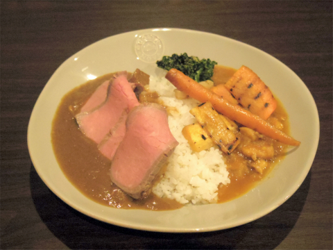 埼玉県越谷市千間台東１丁目にあるカレー専門店「KAKURENBO  カクレンボ」ローストビーフカレーと野菜カレーのハーフ&ハーフ
