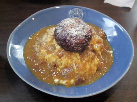 埼玉県越谷市千間台東１丁目にあるカレー専門店「KAKURENBO  カクレンボ」オムたまカレー大盛にハンバーグをトッピング