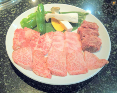 埼玉県さいたま市緑区美園４丁目にある焼肉店 「あみやき亭  浦和美園店」和牛厳選カルビ三種盛り