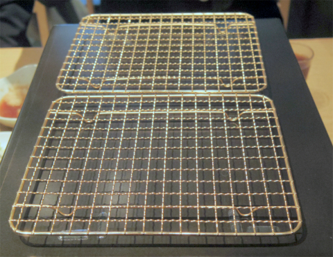 神奈川県横浜市中区北仲通５丁目にある天ぷら専門店「博多天ぷらたかお 横浜馬車道店」揚げた天ぷらを載せる網