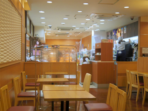 東京都葛飾区青戸３丁目にあるカフェ「VIE DE FRANCE ヴィ・ド・フランス　青砥店」店内